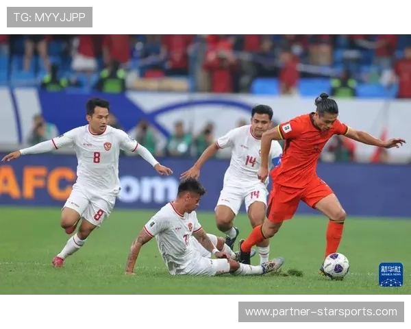 中国足球队冲击世界杯预选赛关键战役，全力备战迎接强敌挑战