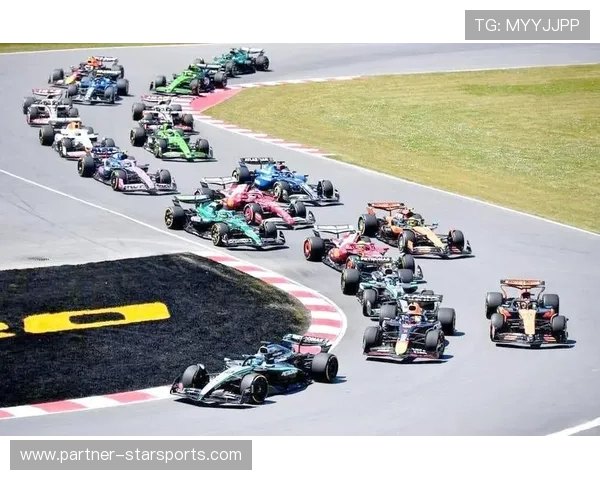 F1赛季最新动态解析顶尖车队策略与车手表现全面评测 F1赛季最新动态解析顶尖车队策略与车手表现全面评测