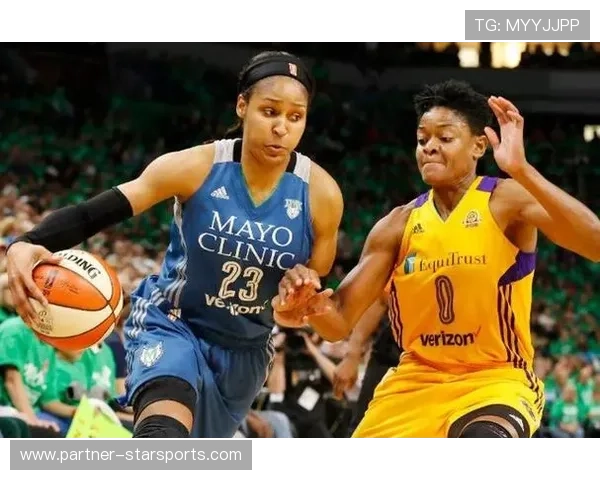 基于篮球比赛数据分析的球员表现评估与战术优化研究