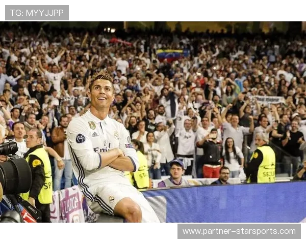 皇马逆转曼联夺欧冠关键战，球迷热议C罗表现引关注